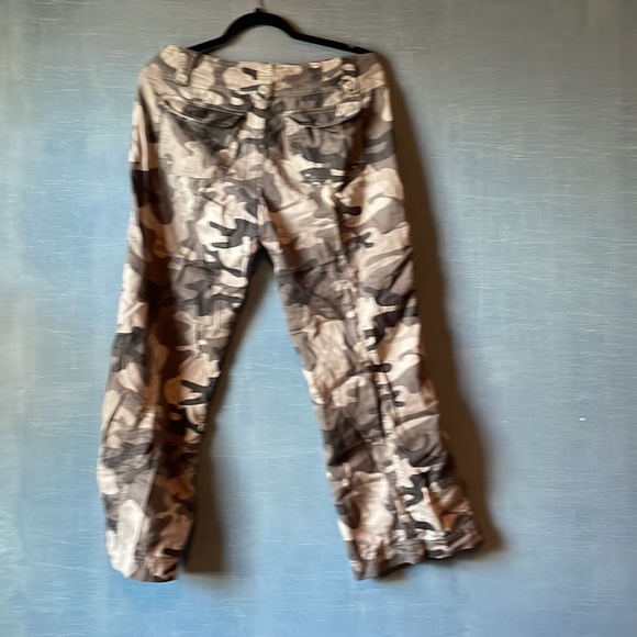 Fun camp print pant that can be made shorter with tie and buttons - Picture 2 of 3